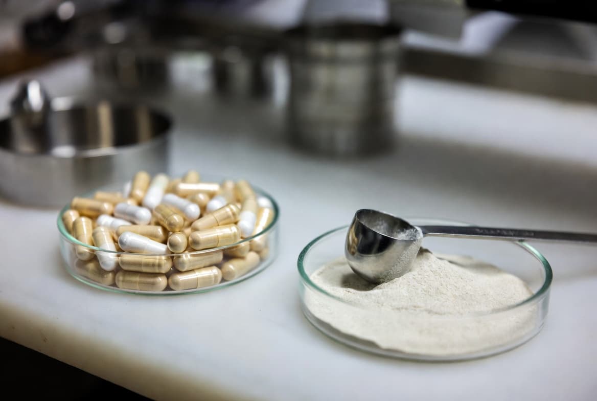 Custom Capsules vs. Powder Supplements: Which Delivery Method Ensures Better Bioavailability for Fat‑Soluble Vitamins?